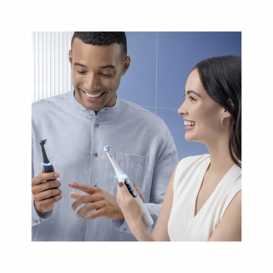 Oral-B Spazzolino Elettrico Ricaricabile iO 8S Nero, 2 Testine, 1 Custodia Da Viaggio, 1 Spazzolino